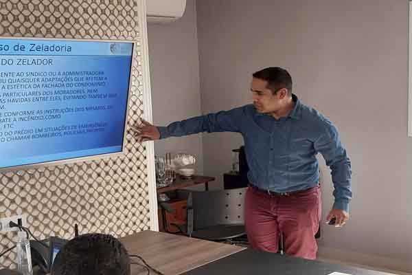 Instrutor do curso de zeladoria presencial ministrando a aula